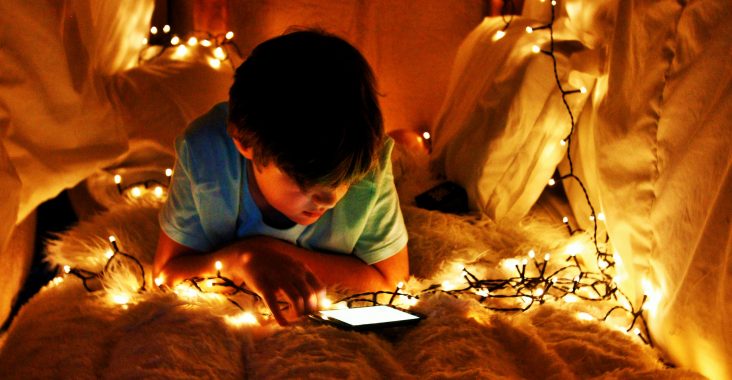 de verhalengrot staycation entertainment thuis luisterverhalen efteling tafelkamp kampen bouwen indoor kamperen (4)