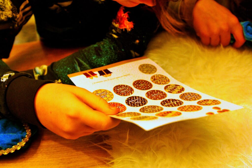 sintactiviteit sintspel sintenpiet sinterklaas sinterklaasfeest diy sint sintpret pietenschool sintbezigheid (2)