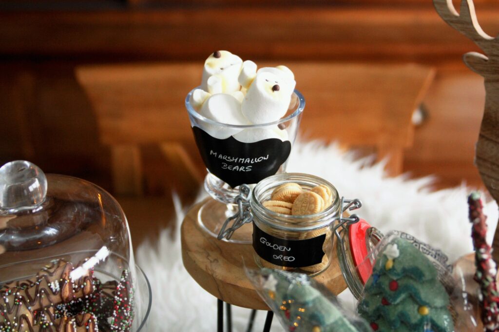 diy chocolate bar soeplesse chocolate bomb monin siropen baileys notenshop kerstbar hot chocolate bar kersttafel